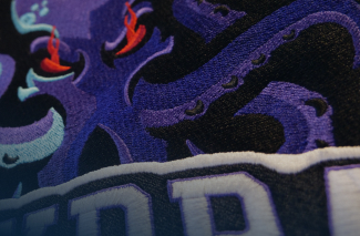 Visuel détaillé d'une personnalisation en broderie sur un polo