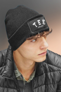 Exprimez votre style ou habillez vos équipes avec des pulls et hoodies personnalisés Une femme porte un pull jaune personnalisé sur le coeur