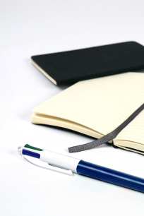 Vêtements de sport à personnaliser Une femme porte un t-shirt de sport avec le logo de son club sur la poitrine