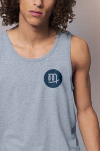 Débardeurs à personnaliser Un ado porte un débardeur personnalisé par ses soins sur la face avant