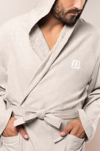 Créez des objets promotionnels et cadeaux uniques avec nos goodies personnalisés Visuel d'un mug sur fond de couleur