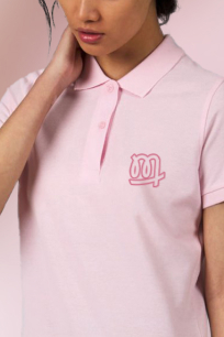 Polos à personnaliser pour particulier et professionnels Une femme porte un polo rose personnalisé avec son logo