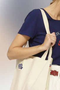 Tote bags à personnaliser Totebag vierge sur fond gris prêt à être personnalisé