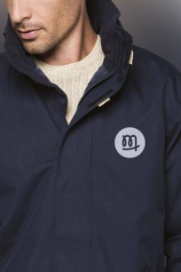 Vestes, doudounes, softshells, coupe-vent ou blouson streetwear à personnaliser Un homme porte une parka de travail personnalisé au coeur