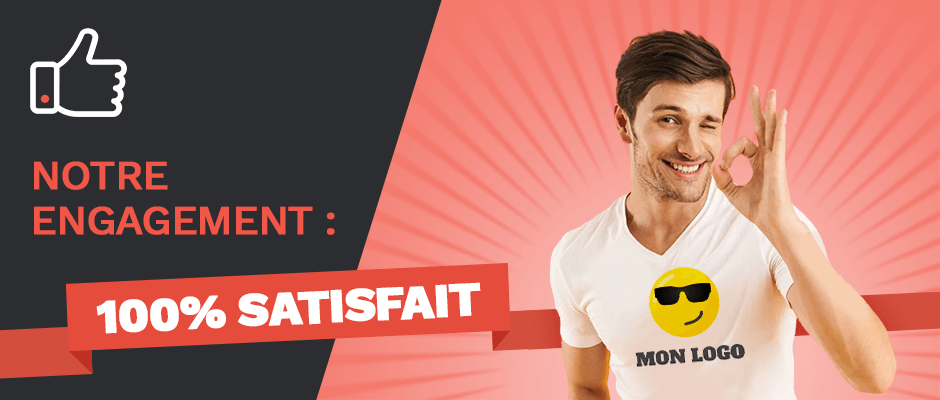 Un homme souriant lève son pouce en l'air et porte un t-shirt blanc avec un emoji imprimé. Un texte dans l'image dit "notre garantie 100% satisfait"