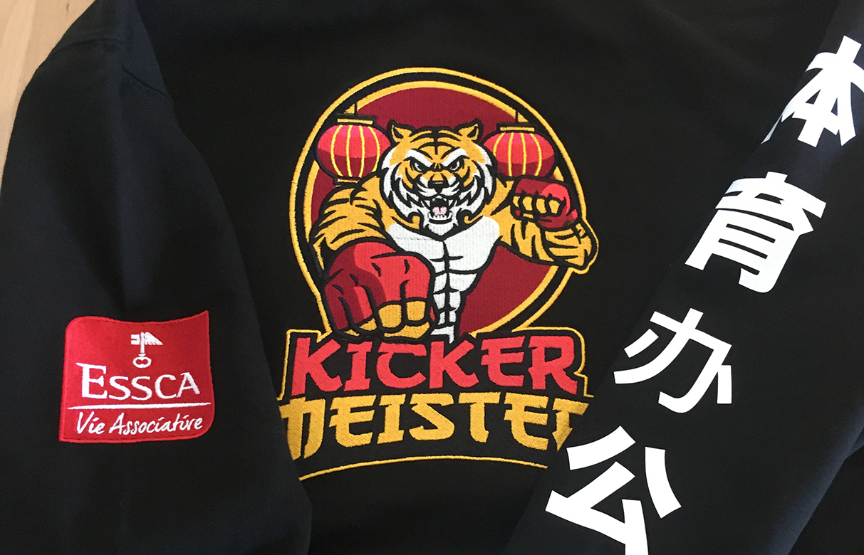 Logos brodés sur sweat et manches