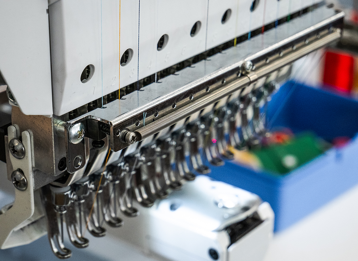 Les fils de broderie sont chargées dans la machine