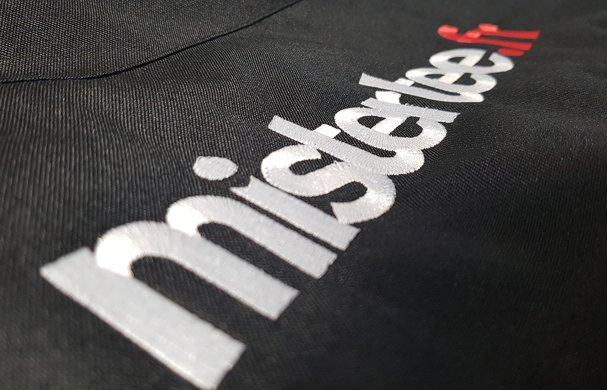 Logo brodé sur une veste